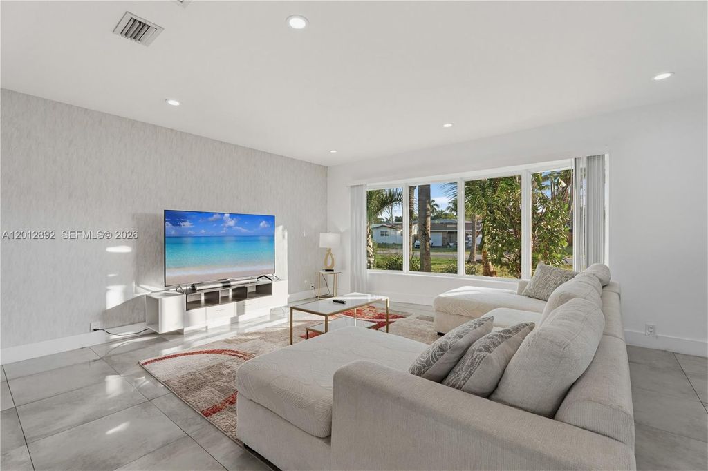 Photo of 632 S Crescent Dr, Hollywood, FL 33021 (MLS # A12012892)