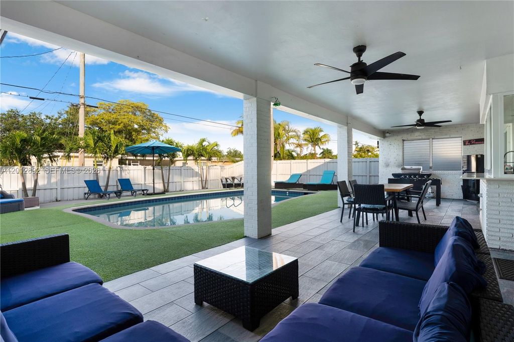 Photo of 632 S Crescent Dr, Hollywood, FL 33021 (MLS # A12012892)