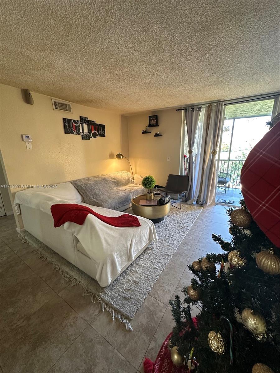 WINDWARD LAKES CONDO - Residential