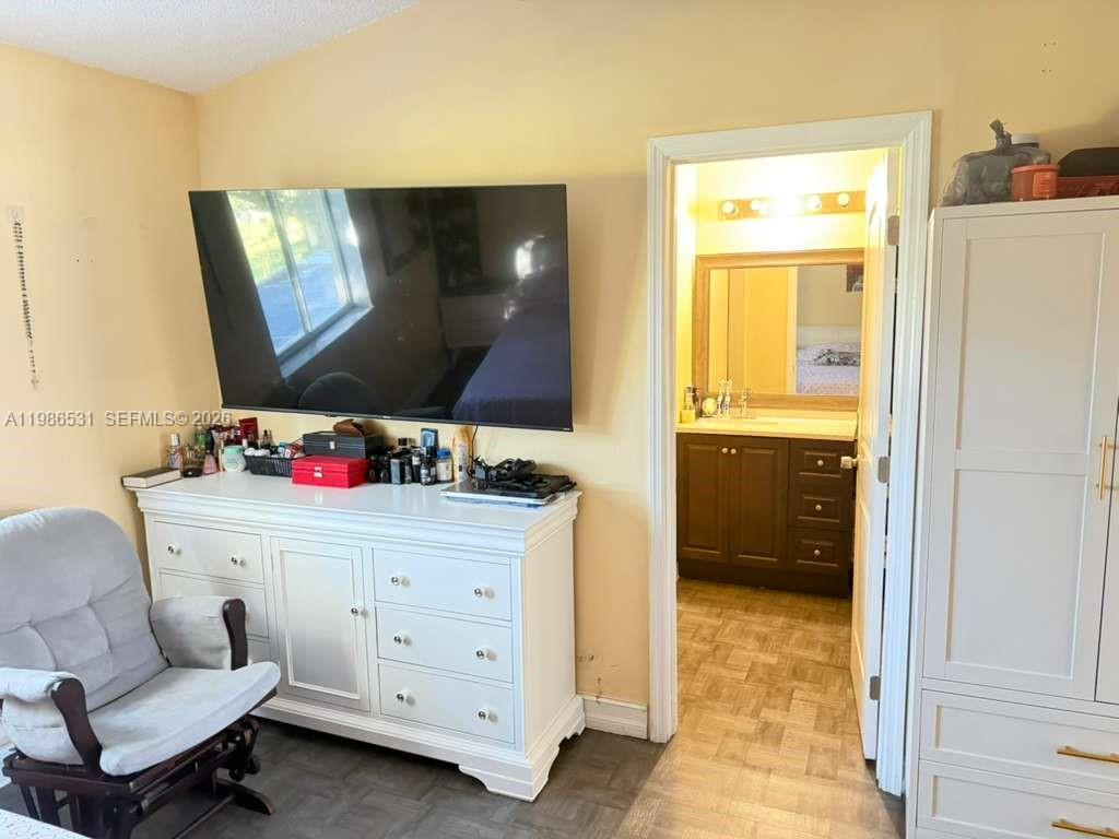 VENETIAN PALMS CONDO - Residential Lease