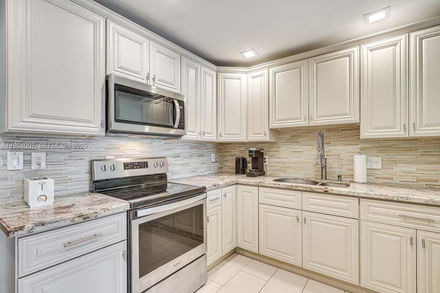 PALM LANE HOMES IN MIRAMA - Residential