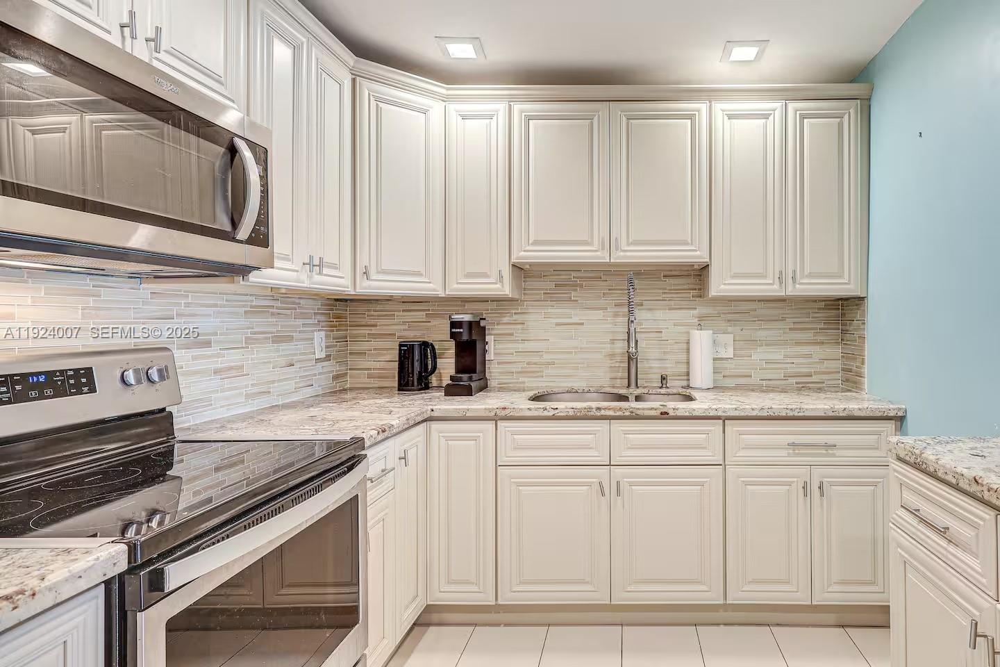 PALM LANE HOMES IN MIRAMA - Residential