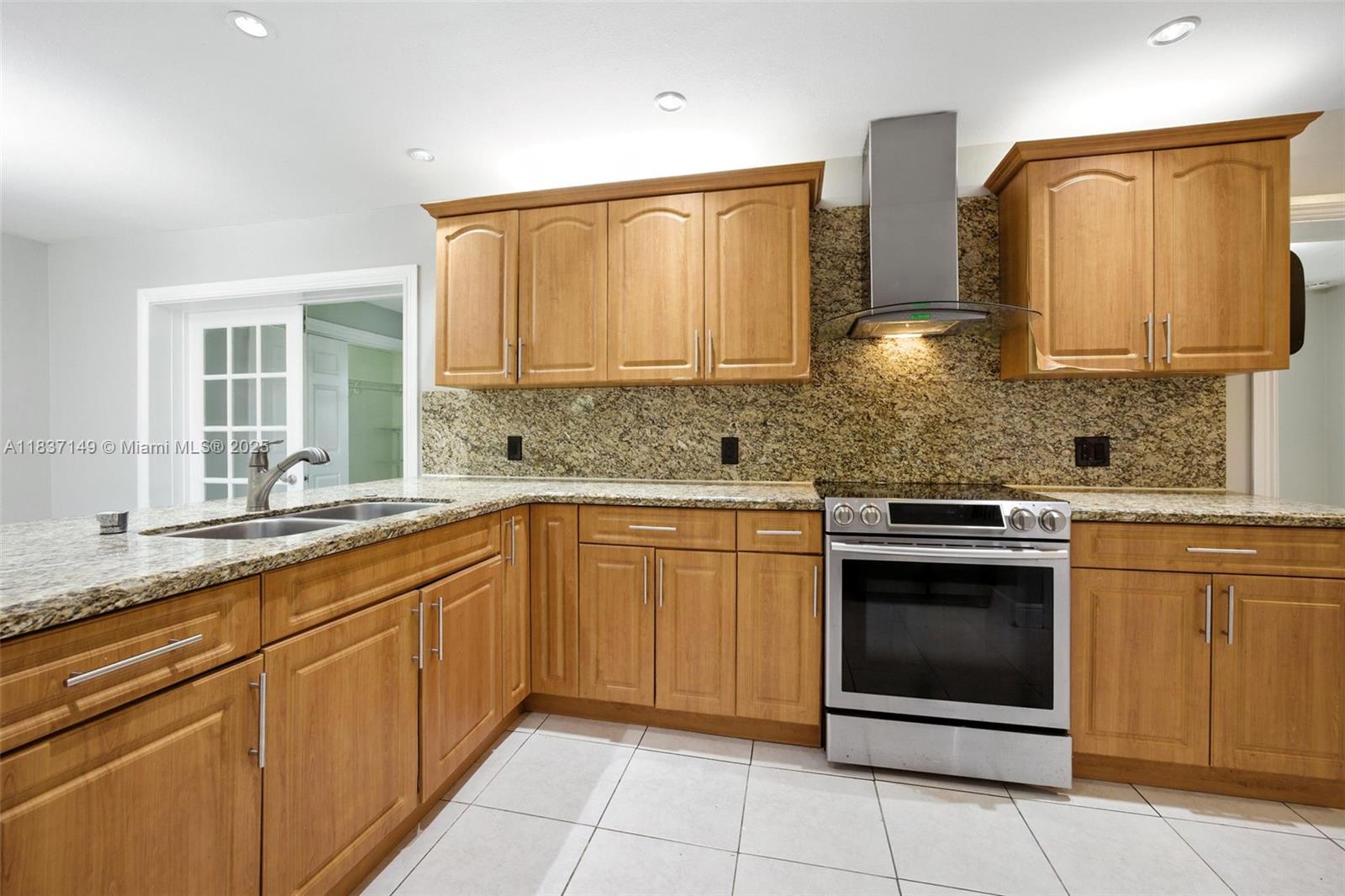 9540 NW 25th St, Sunrise, FL, 33322/$485,000 4 9540 NW 25th St
