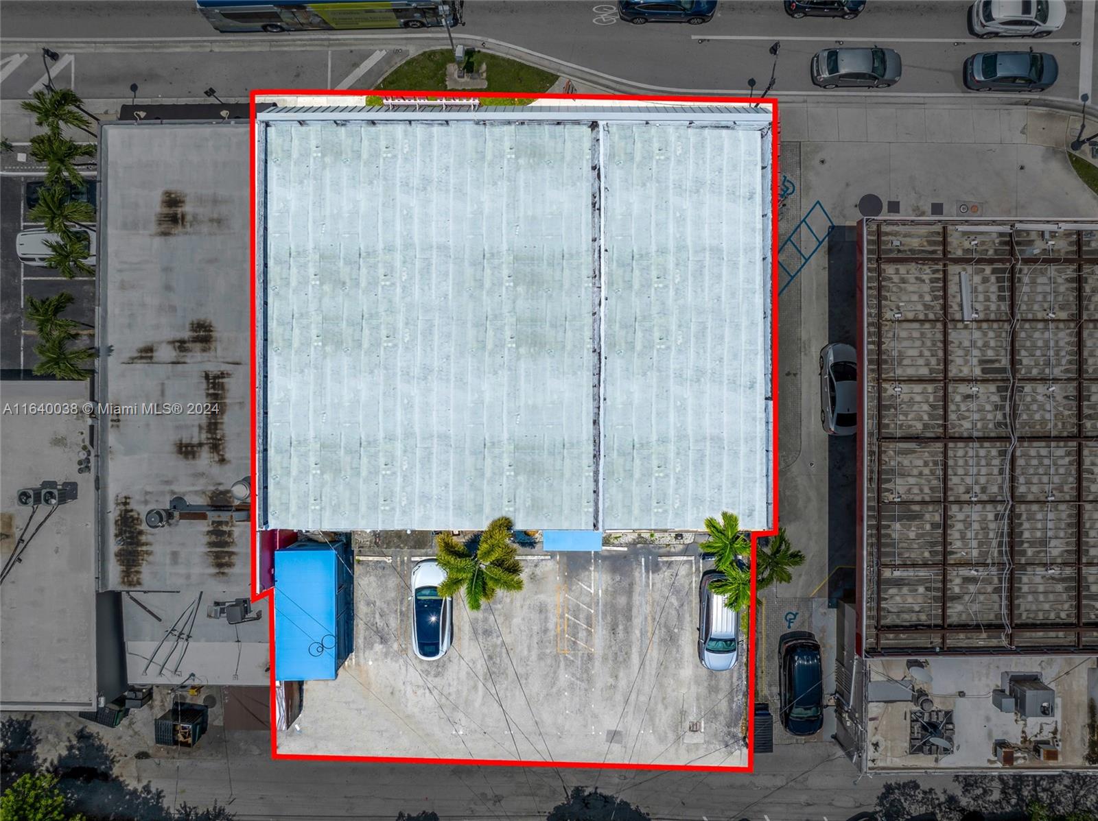 Main image without alt text