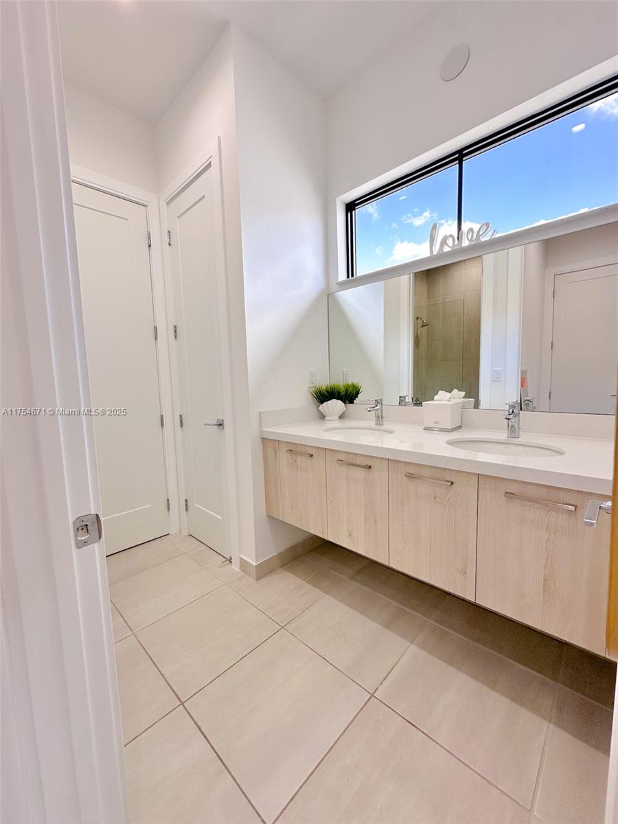 DOWNTOWN DORAL SOUTH PHAS - Residential Lease