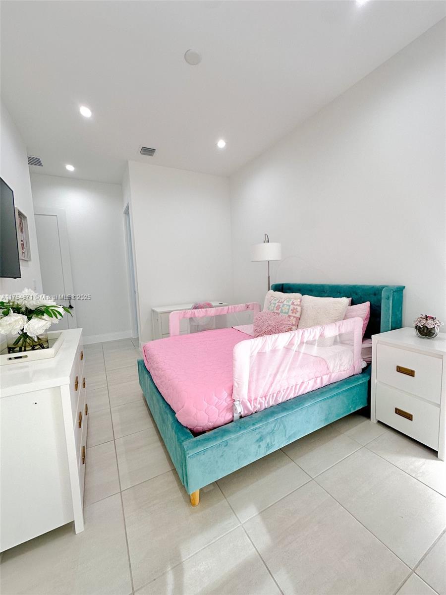 DOWNTOWN DORAL SOUTH PHAS - Residential Lease