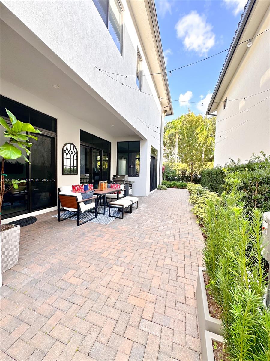 DOWNTOWN DORAL SOUTH PHAS - Residential Lease