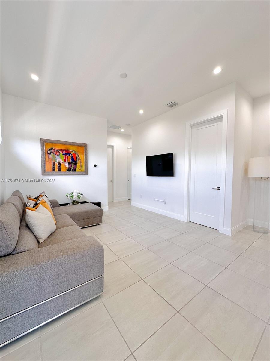DOWNTOWN DORAL SOUTH PHAS - Residential Lease