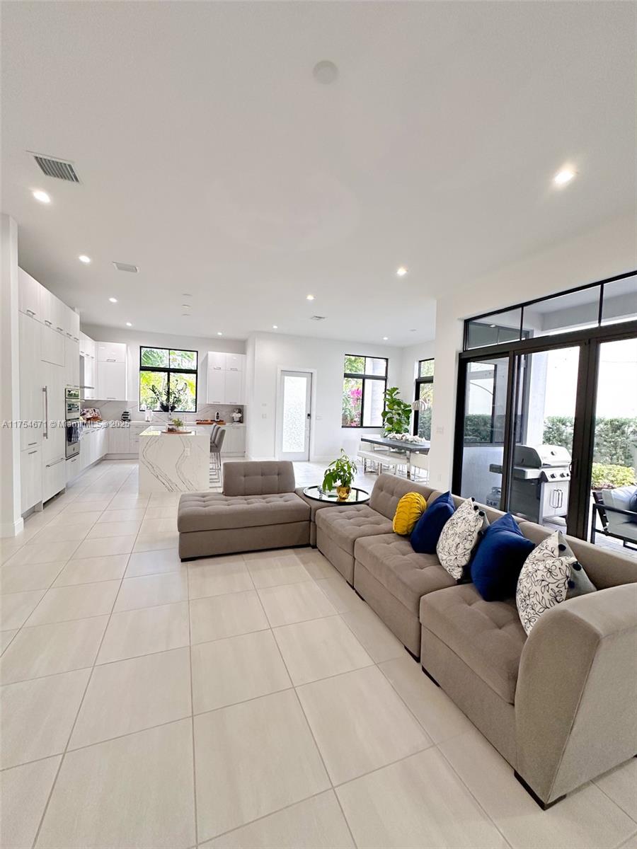 DOWNTOWN DORAL SOUTH PHAS - Residential Lease