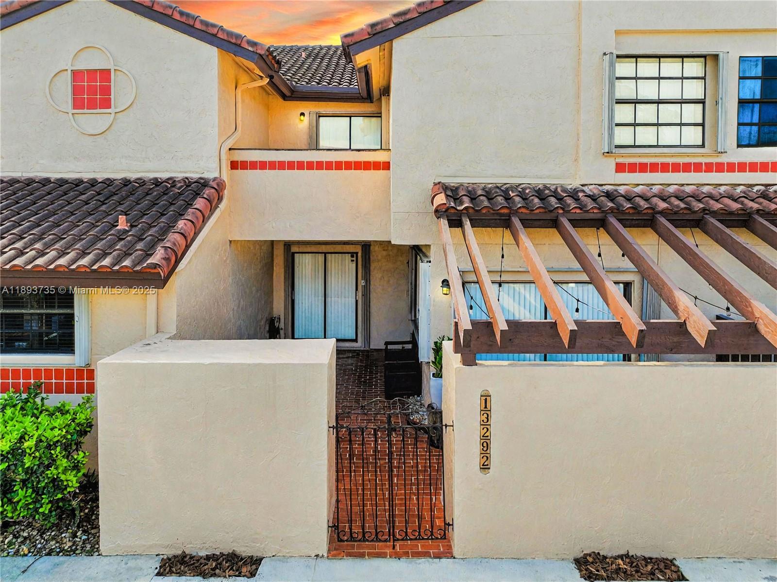 HOST CROSSINGS - Residential
