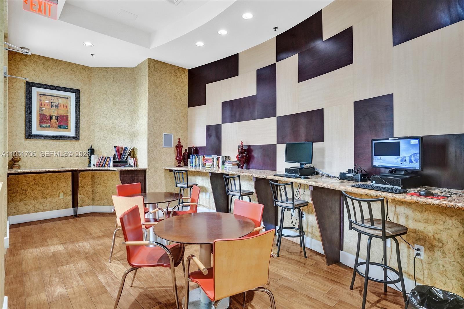 RADIUS CONDO - Residential