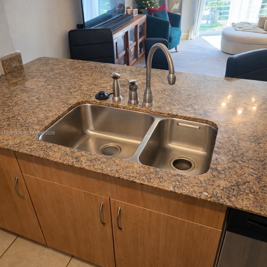 RADIUS CONDO - Residential