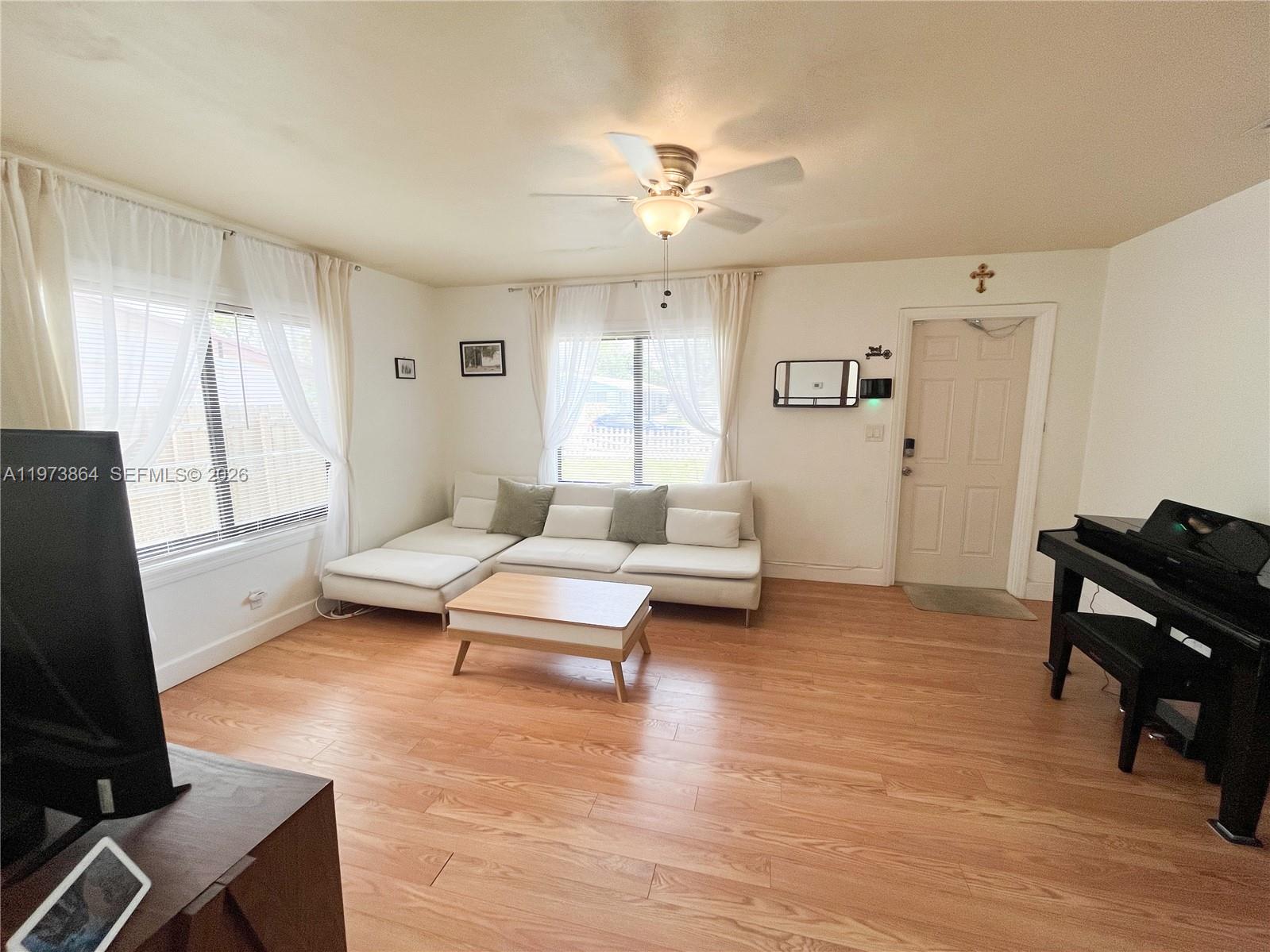 HOLLYWOOD PARK - Residential