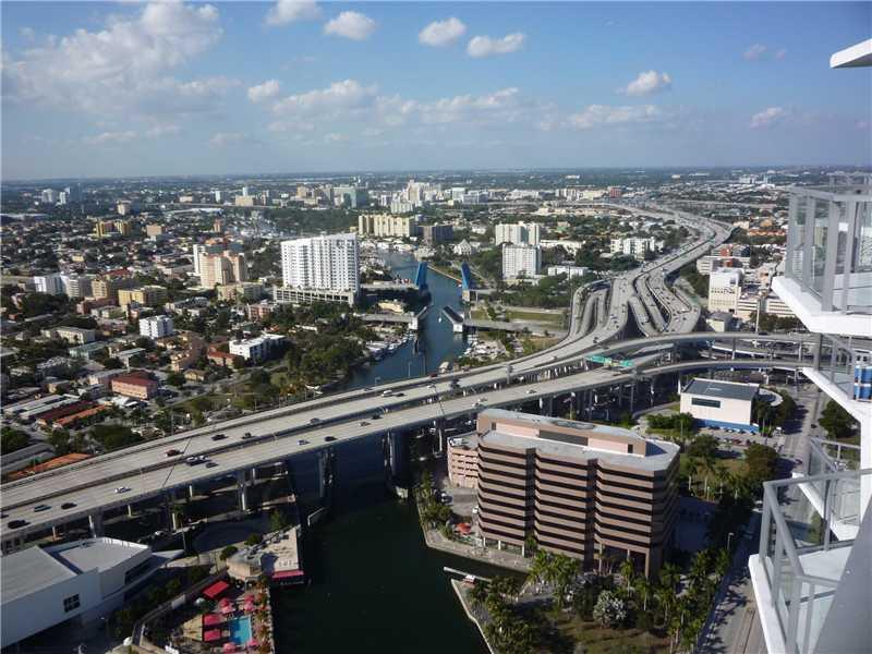 Luxurious building on the Miami River, tile floors. Great amenities: valet, pool, sauna, theater, party room and more. Walking distance from Mary Brickell Village.