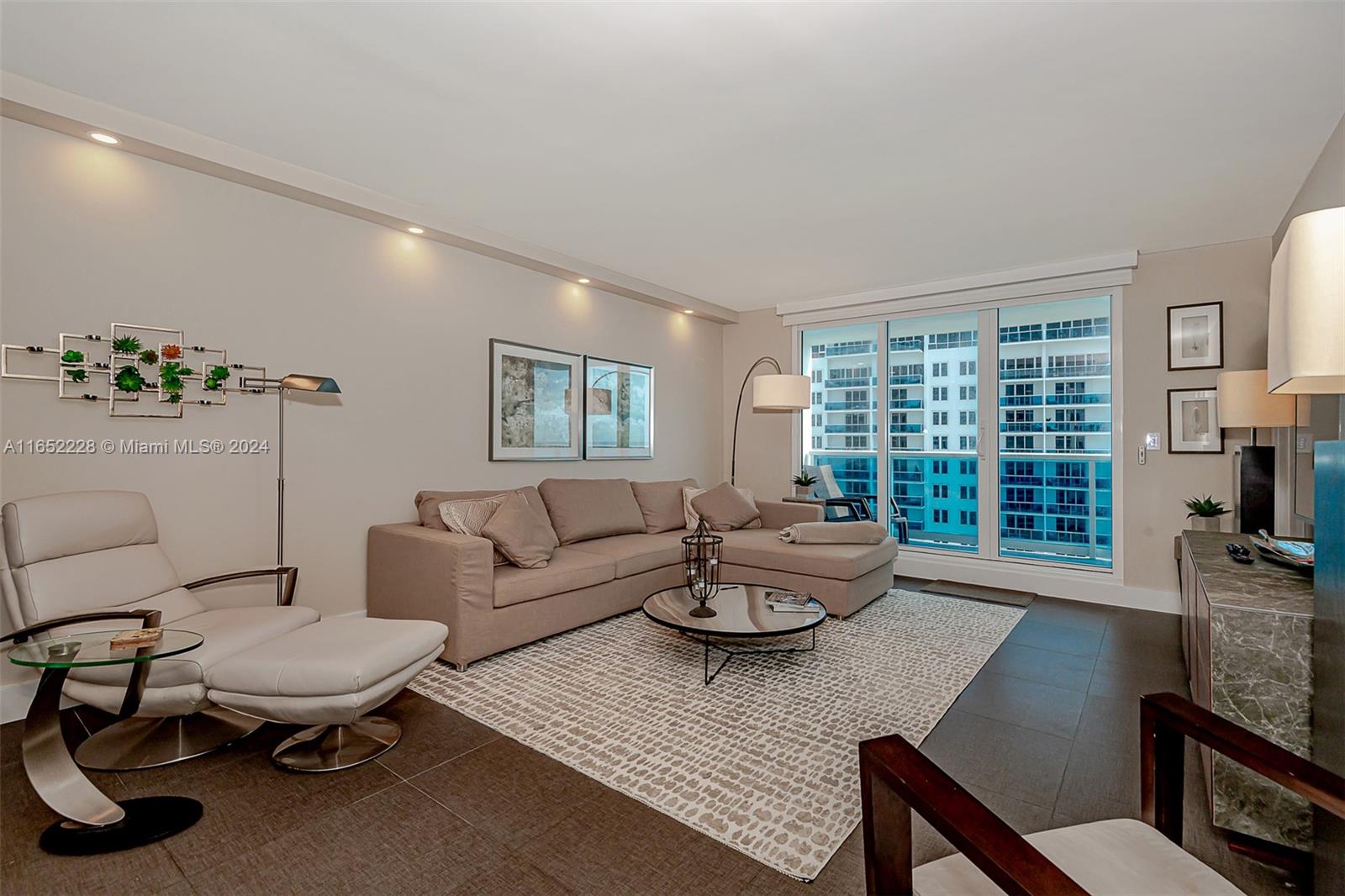 2301 Collins Ave 1216