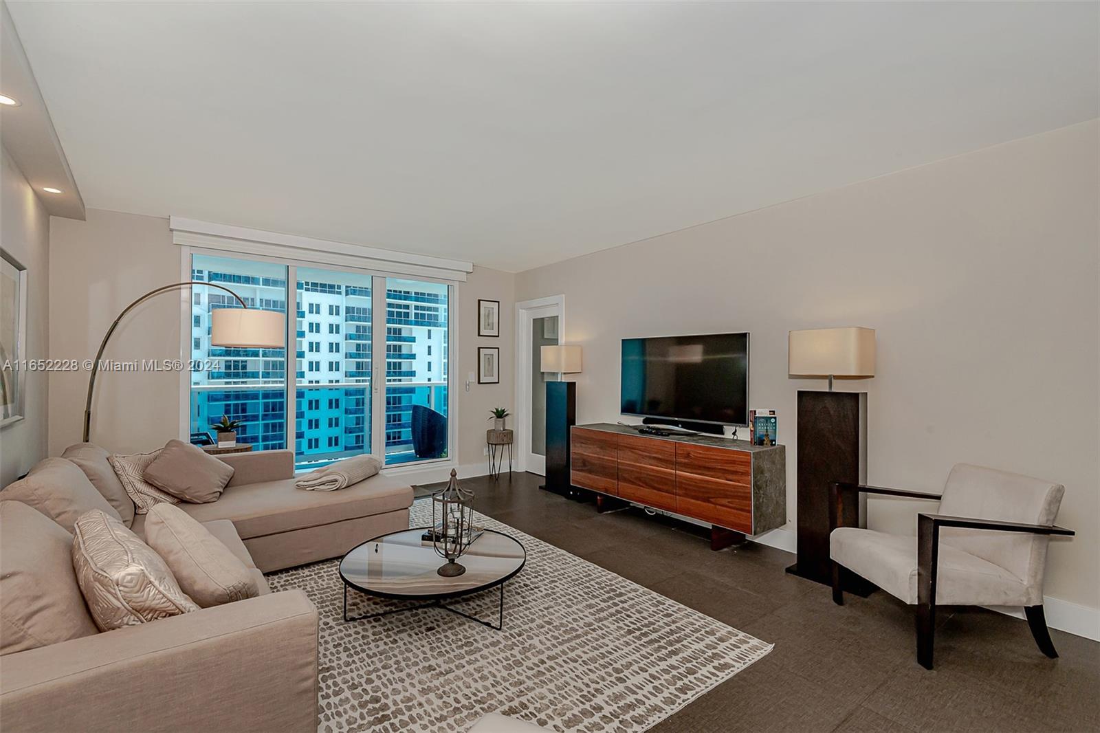 2301 Collins Ave 1216