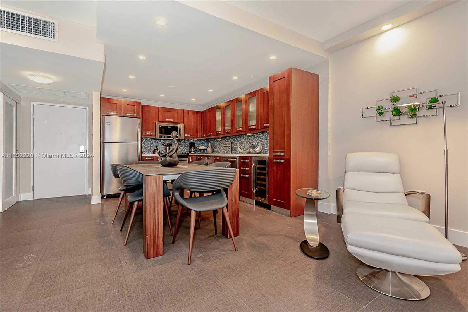 RONEY PALACE CONDO - Residential Lease