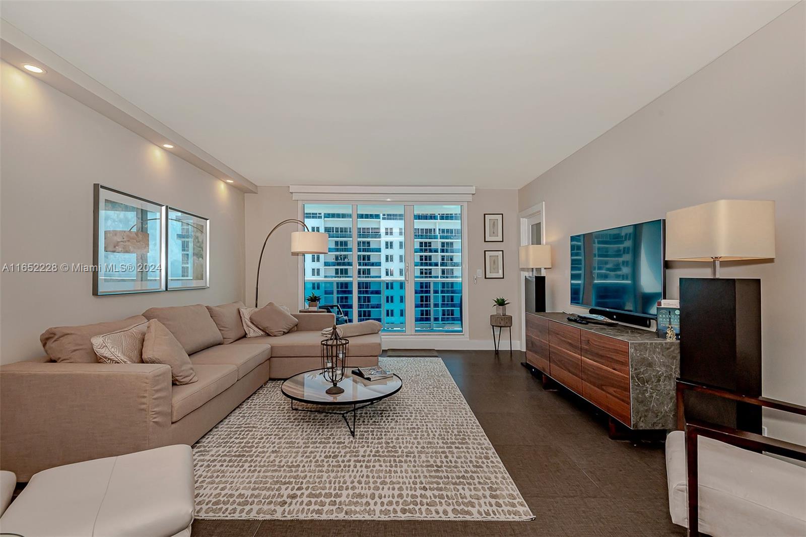 2301 Collins Ave 1216