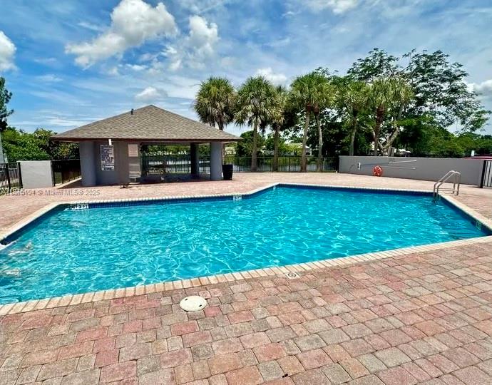 Nice Kendall apartment on the first floor of 1 bedroom and 1 bathroom ready to move in, only asking for 2 months total to move in.