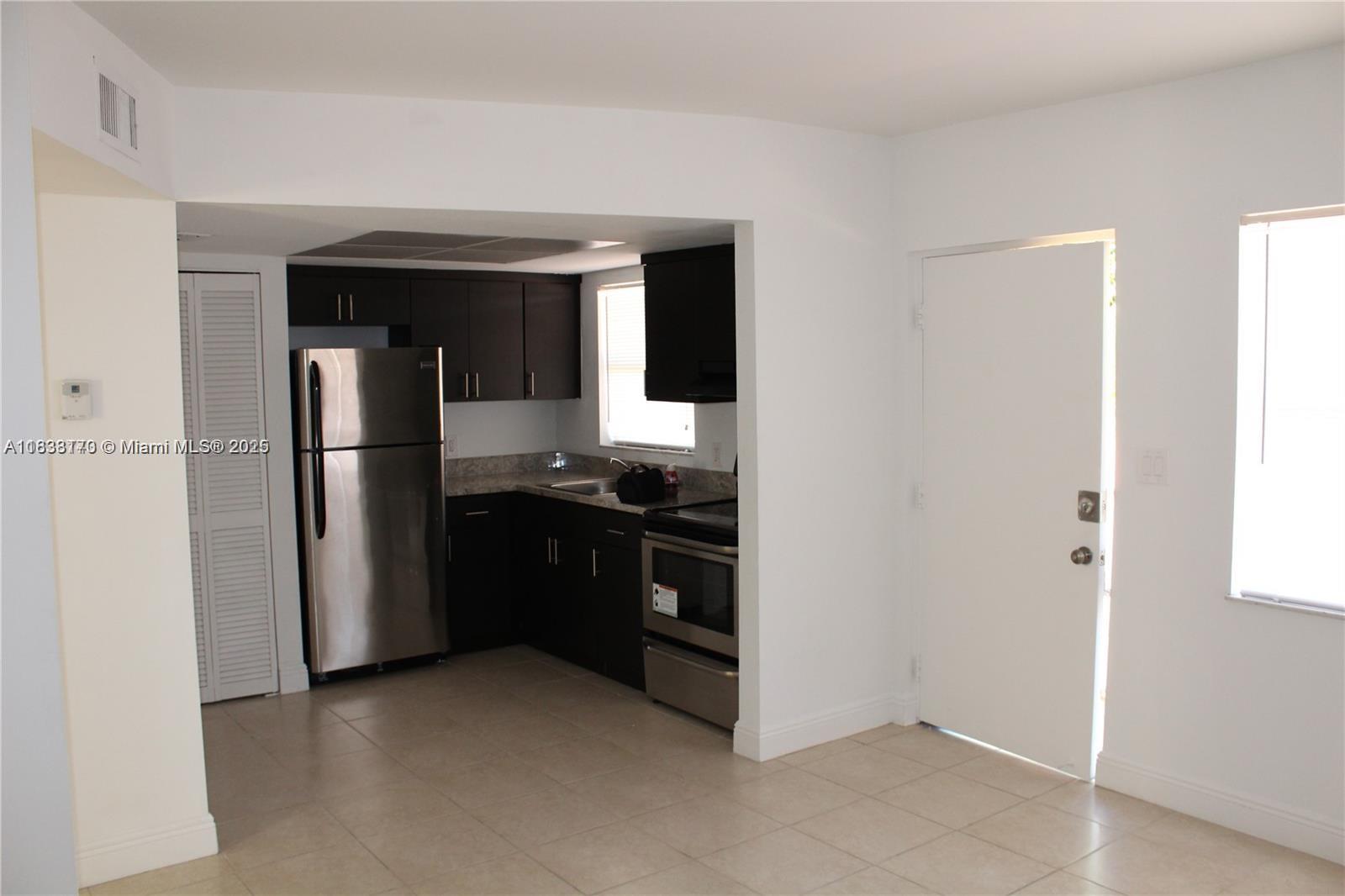 SELELR MOTIVATED!! BRING YOUR OFFER! Gated Community! This spacious unit features tile flooring throughout and a modern kitchen with stainless steel appliances and black cabinetry. Equipped with central A/C for year-round comfort. The community offers great amenities including a swimming pool, racquetball court, and a children’s playground. On site management
Excellent location close to I95 and Commercial Blvd.
