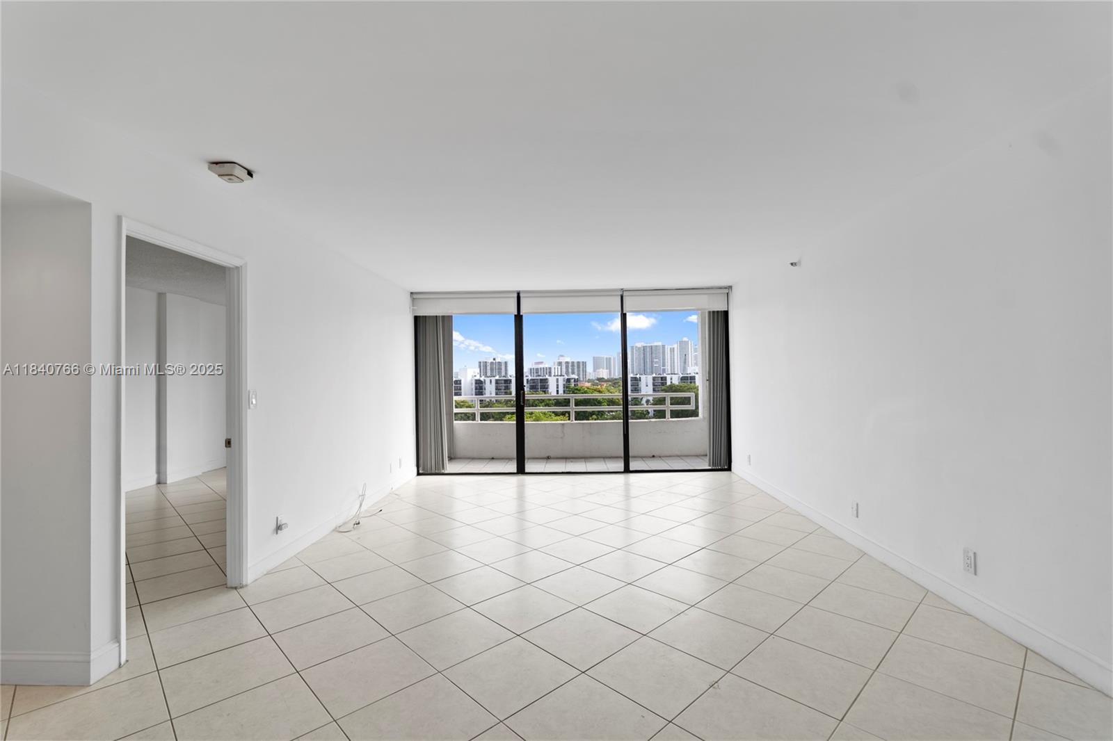 20225 NE 34th Ct 819, Aventura, FL, 33180/$365,000 3 20225 NE 34th Ct 819