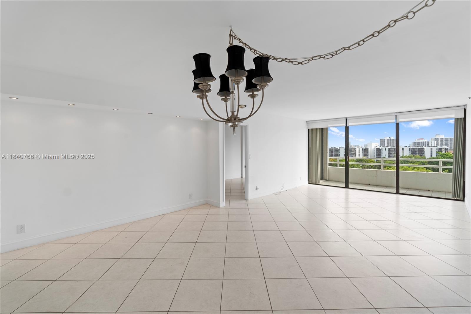 20225 NE 34th Ct 819, Aventura, FL, 33180/$365,000 2 20225 NE 34th Ct 819