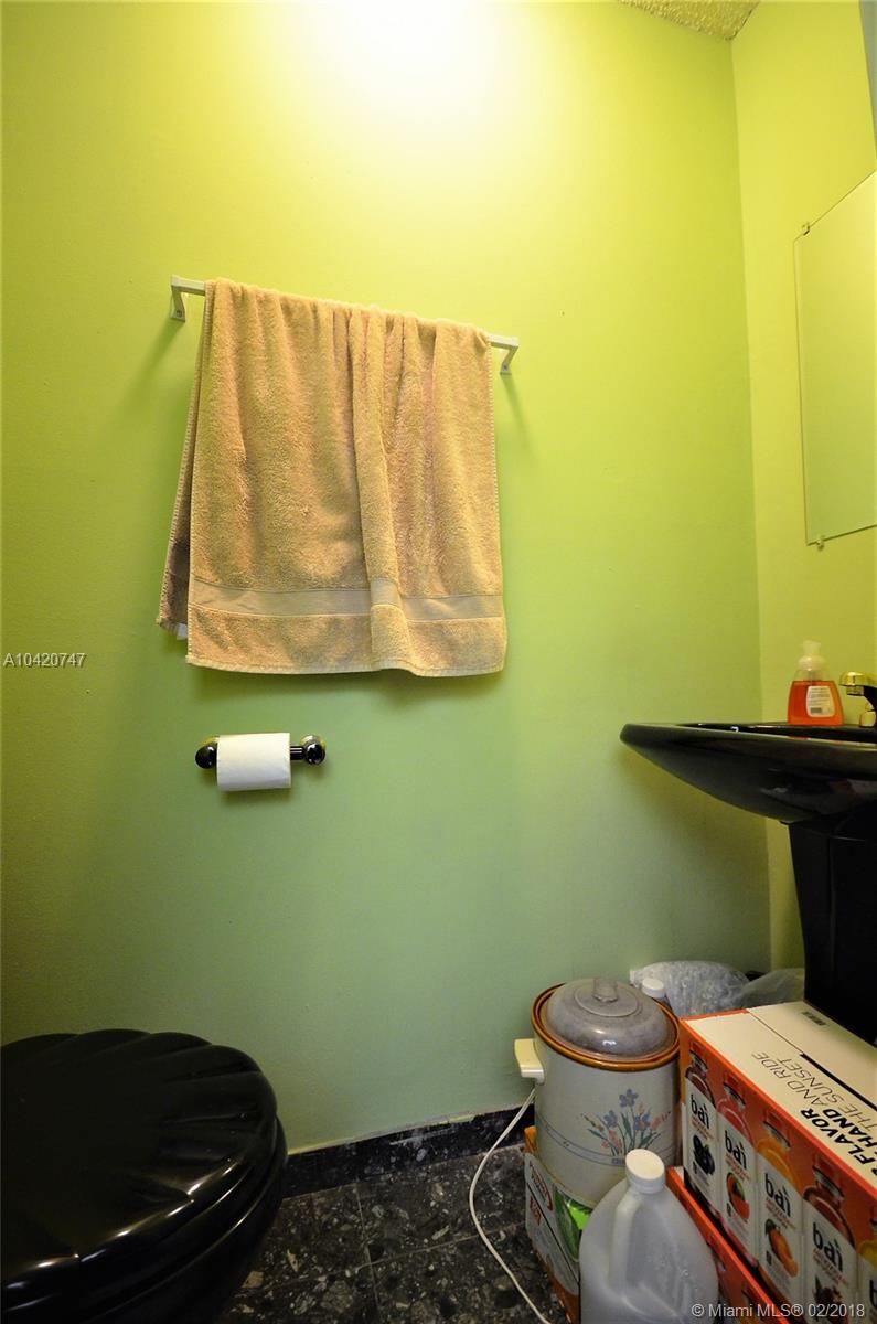 CORNERS KENDALL LAKES - Residential