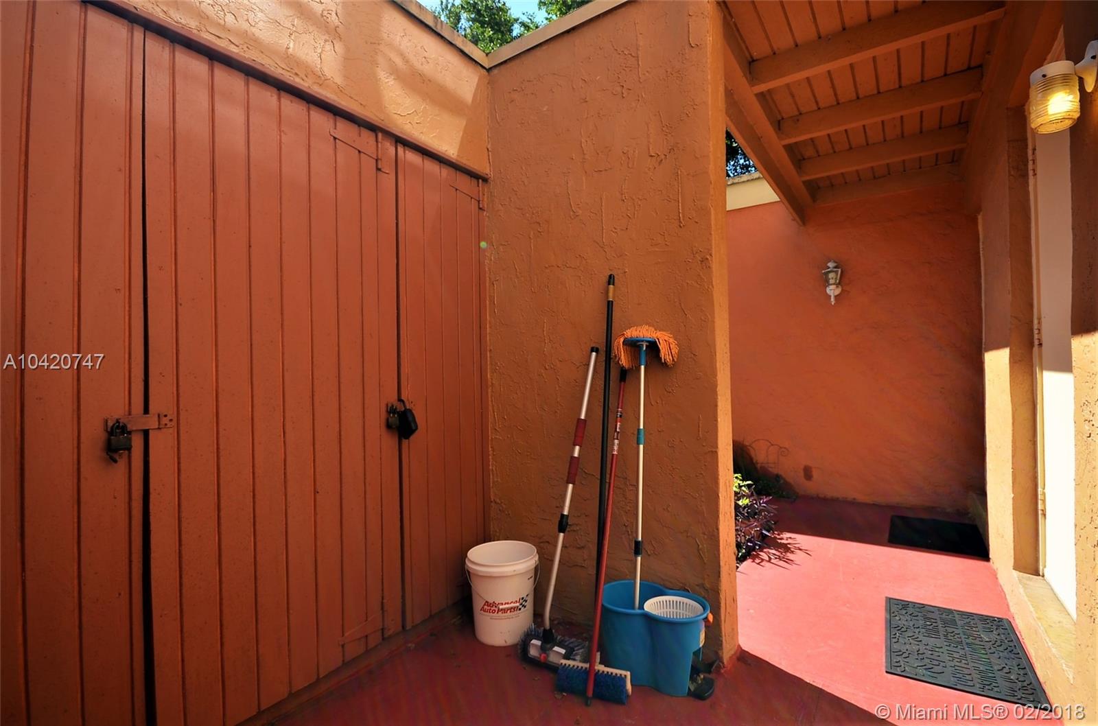 CORNERS KENDALL LAKES - Residential