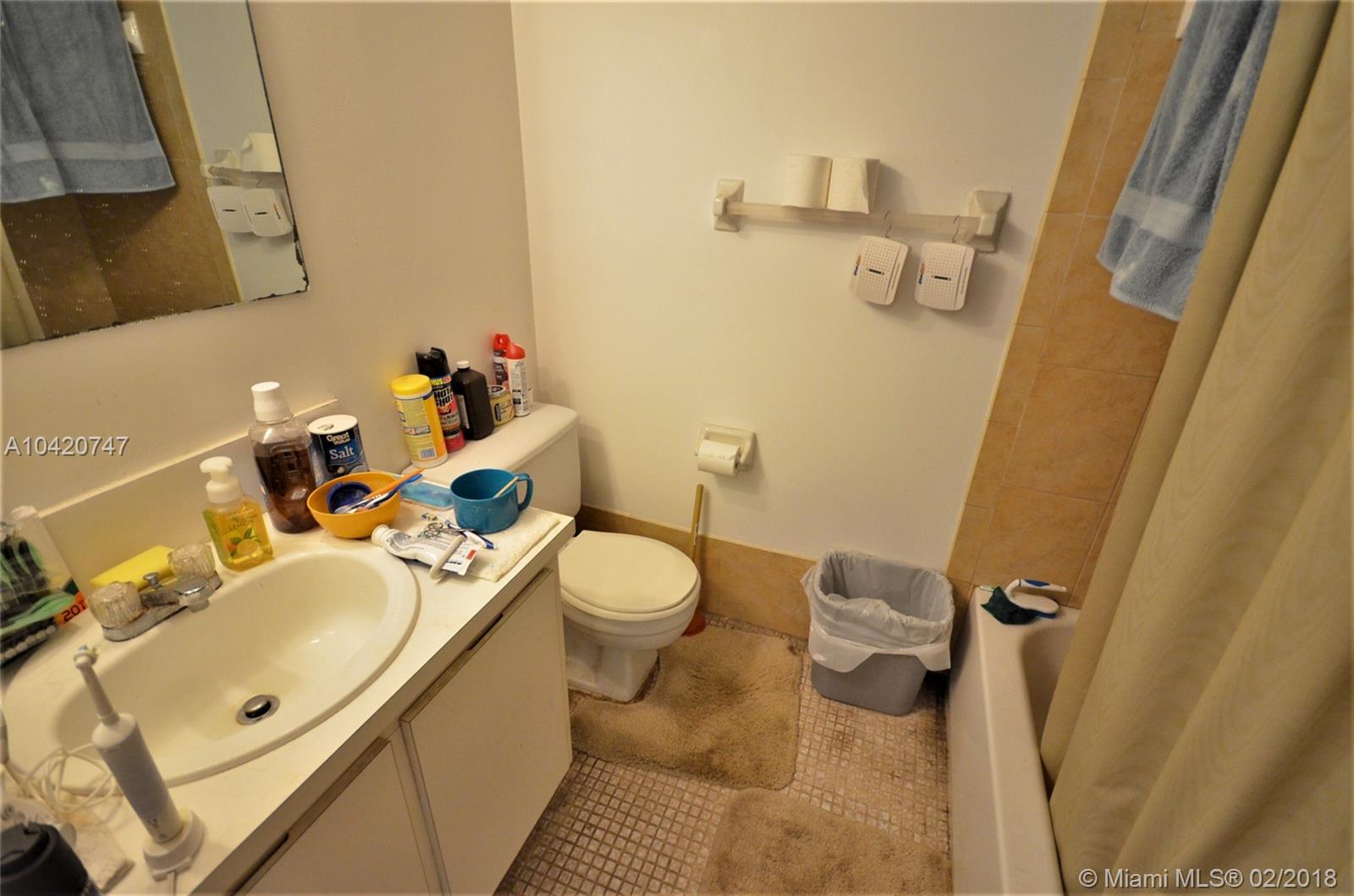 CORNERS KENDALL LAKES - Residential