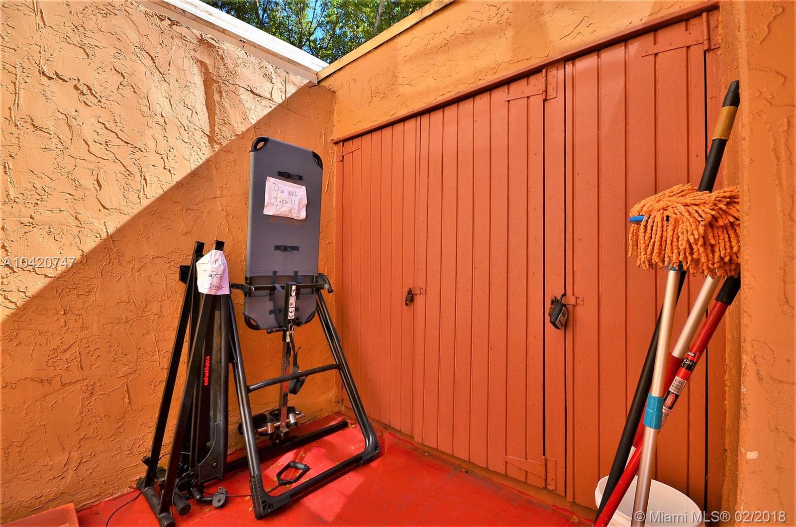 CORNERS KENDALL LAKES - Residential