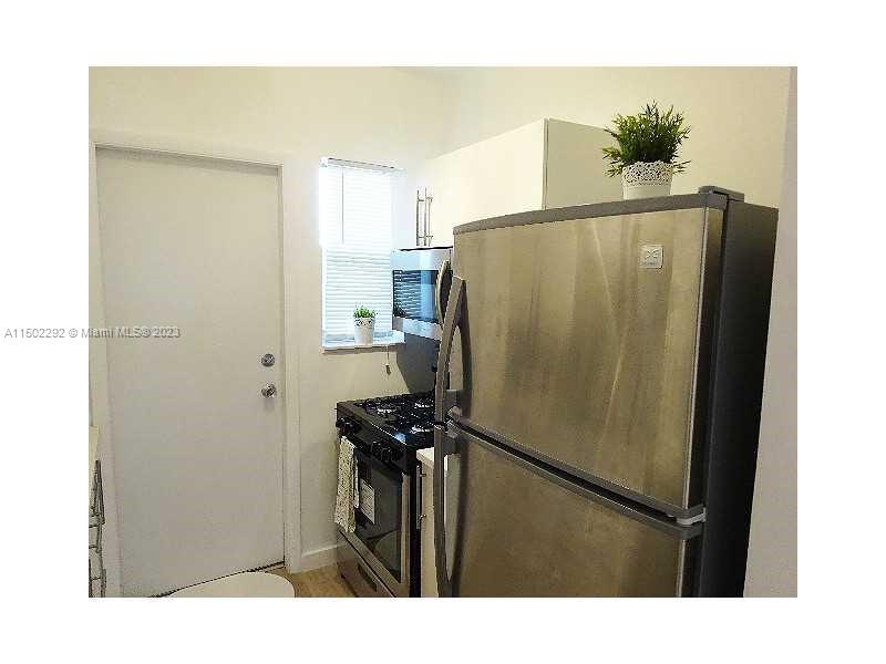 THE PINEAPPLE CONDO - Residential Lease