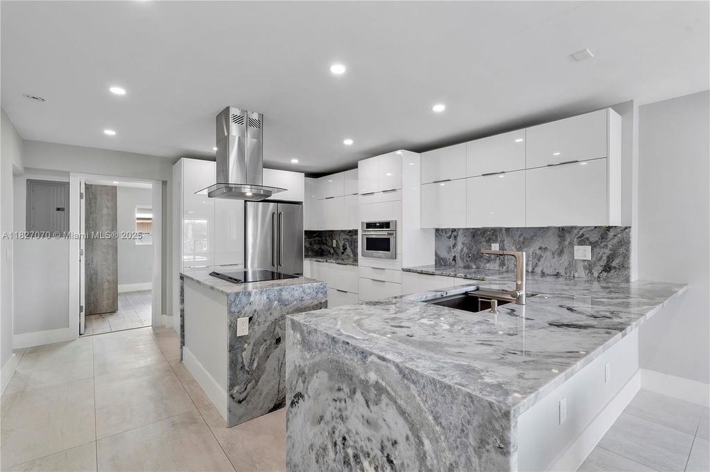 Photo of 2115 NE 37th Dr #124, Fort Lauderdale, FL 33308 (MLS # A11827070)