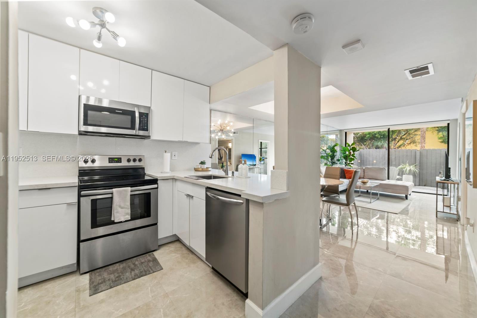 8002 SW 149th Ave B118, Miami, FL, 33193/$229,900 2 8002 SW 149th Ave B118