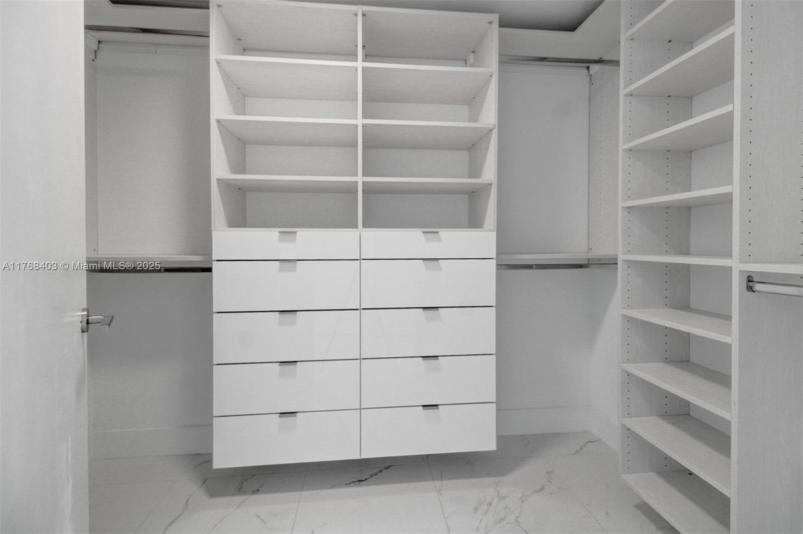 PARQUE TOWERS CONDO - Residential