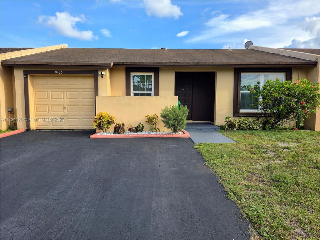 Photo of 9410 S Meadows Cir, Miramar, FL 33025 (MLS # A11824120)