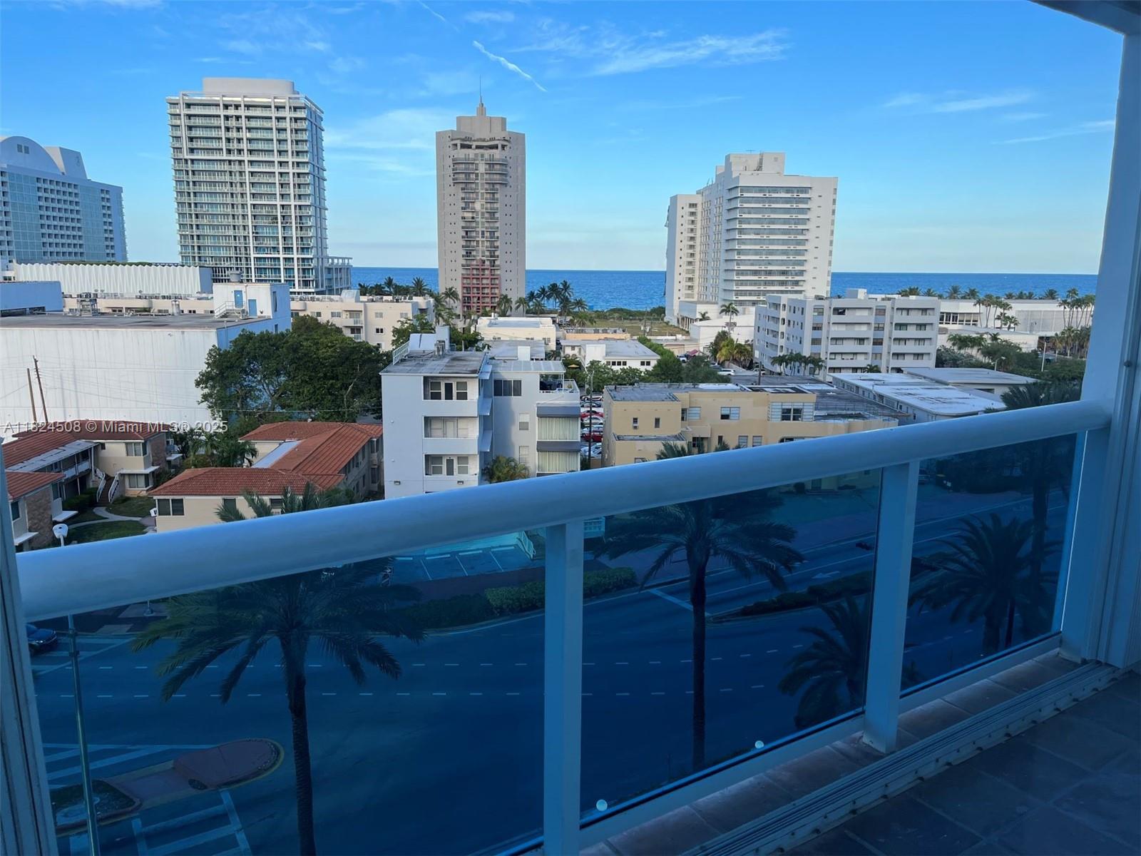 Large one bedroom with balcony overlooking the ocean, walking distance to banks, shops and beach, steps away from the famous ocean front bike path.. 24 hour concierge with valet parking. Paddle board from the back of the building on to Miami intercostal.
