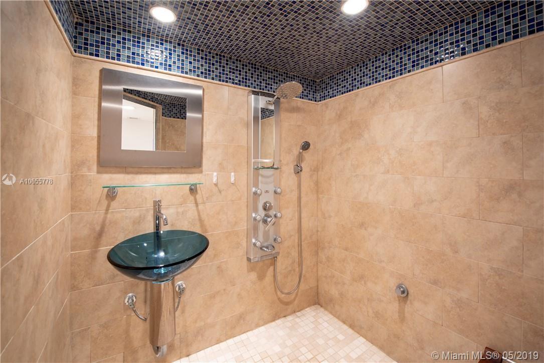 LAKE HARBOUR TOWERS CONDO - Residential