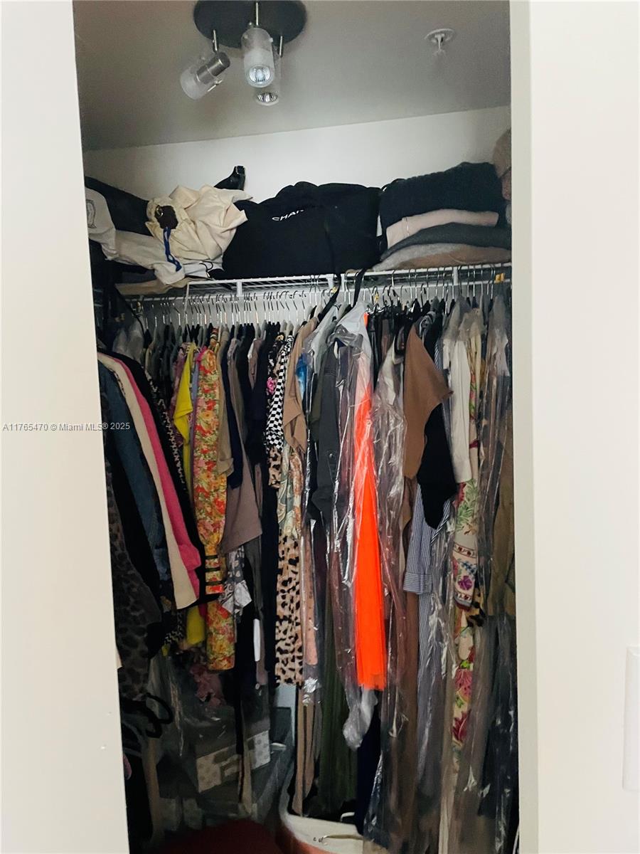 VENTURE AT AVENTURA WEST - Residential