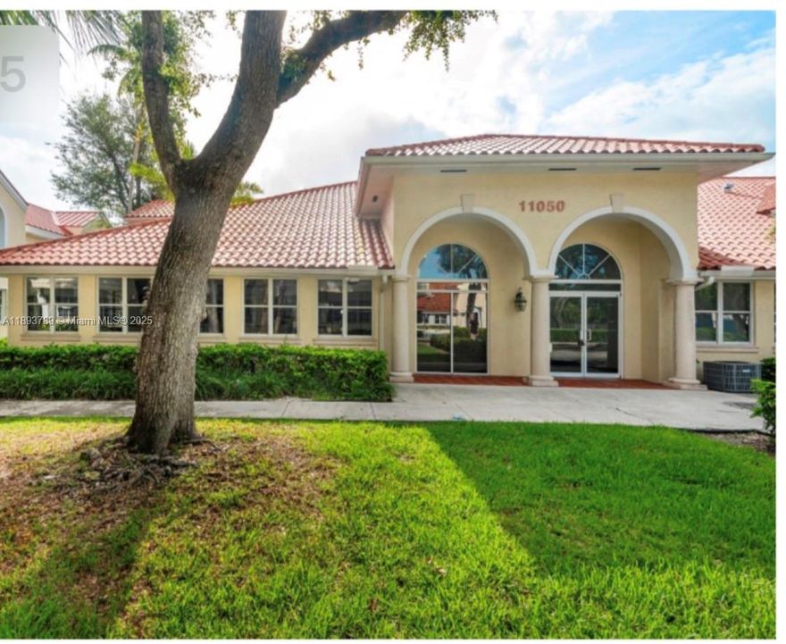 Modern Class B Building for lease located directly on North Kendall Drive.  This beautifully finished office space offers a modern build out, suitable for a variety of uses to include: Medical, Legal, or any other type of professional office.  Excellent prime Kendall located close to expressway makes this an ideal opportunity for your business seeking a professional presence in a very high traffic area.