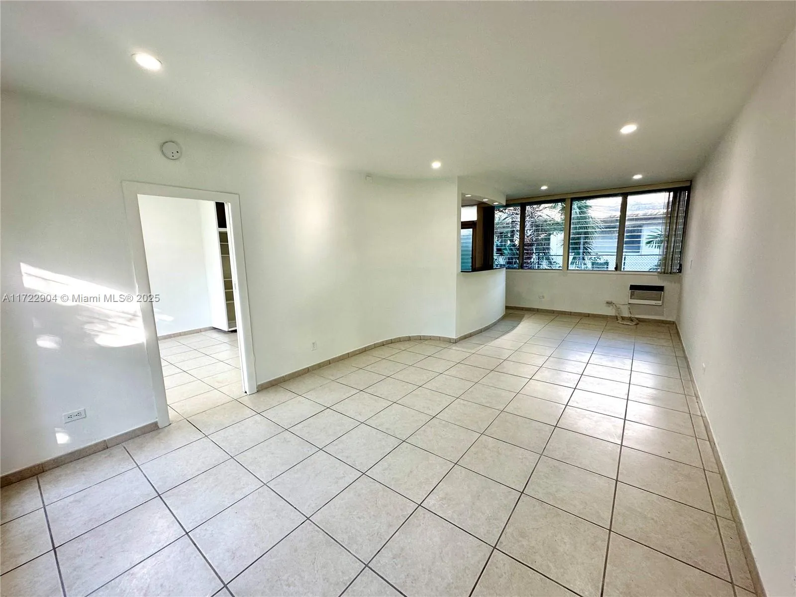 Bay Harbor Islands, Florida 33154, United States, 1 Bedroom Bedrooms, ,1 BathroomBathrooms,Residential,Pending,19150