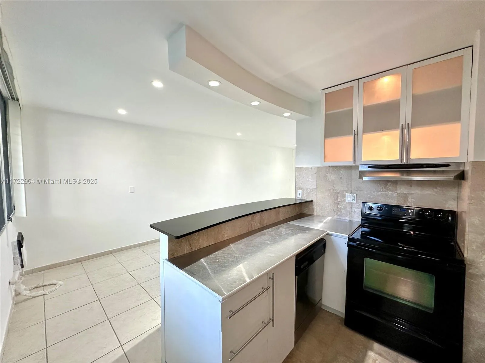 Bay Harbor Islands, Florida 33154, United States, 1 Bedroom Bedrooms, ,1 BathroomBathrooms,Residential,Pending,19150