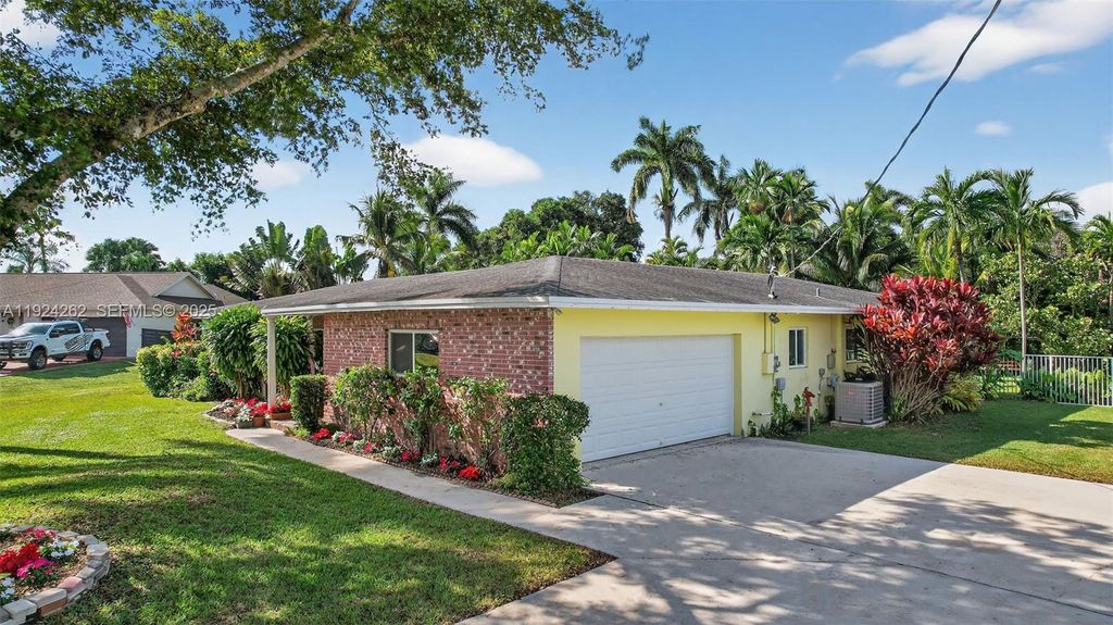 Photo of 431 Vicksburg Ter, Plantation, FL 33325 (MLS # A11924262)