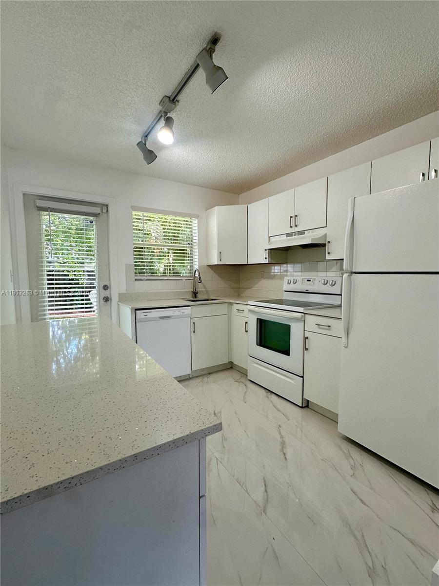 Cozy and remodel duplxe, in the heart of Fort. Lauderdale, 10-15 min from the beach and FLL airport, Downtown Fort Lauderdale . This unit includes Washer/dryer inside the unit, is a 2-bedroom, 1-bathroom. To move in, the owner is requesting first month and 2 to move in. Please text LA before calling.