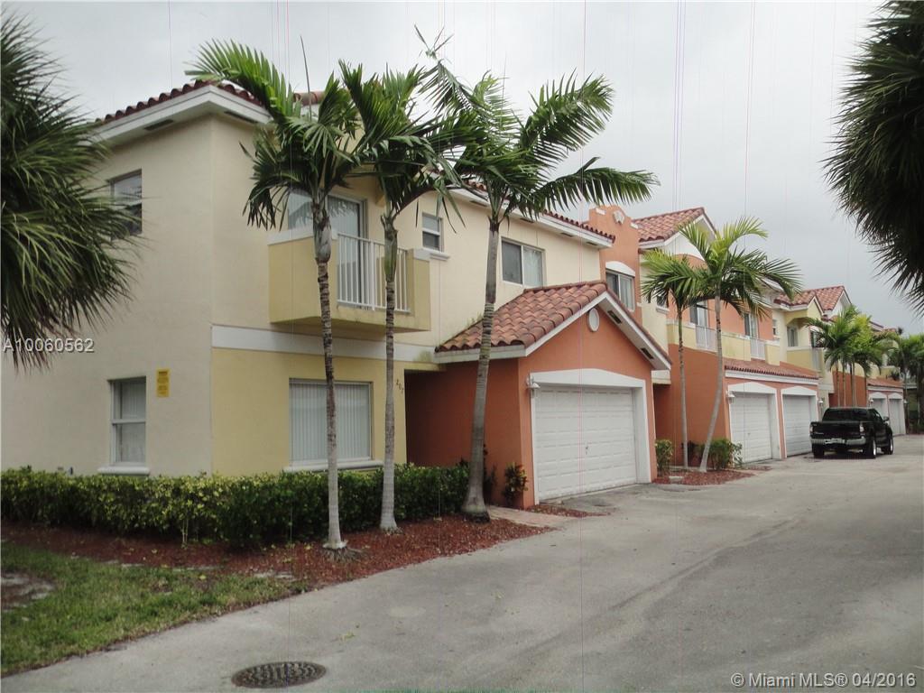 AMAZING TOWN HOUSE, TILE IN ALL THE HOUSE, WASH/DRYER IM THE UNIT,TWO BLOCKS BROWARD BLVD/I-95, POLICE DEPT, 5 MIINUTES TO THE BEACH, CENTRAL A.C,BEATIFUL KITCHEN, DINING ROOM AND 1/2 BATH,2 BIGS BEDRROMSWITH FULL BATHROOMS IN SUITE ON THE SECOND FLOOR !!!!!!!