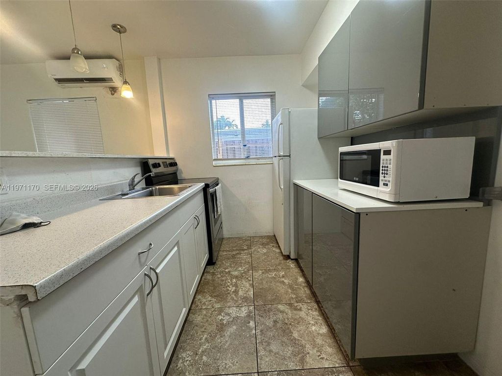 Photo of 729 NE 6th St #2, Hallandale Beach, FL 33009 (MLS # A11971170)