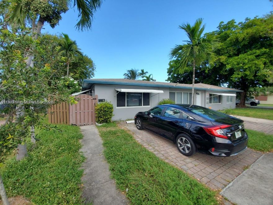 Location! Location! Location! Charming 2/1 in the best neighborhood in east Hallandale! Just walking distance from
restaurants and Gulf Stream park. Minutes from the beach. Enjoy this gorgeous apartment with Washer/Dryer in
unit and full kitchen in a lovely quiet area. New kitchen, tile floors and freshly painted!Tenant pays all utilities.