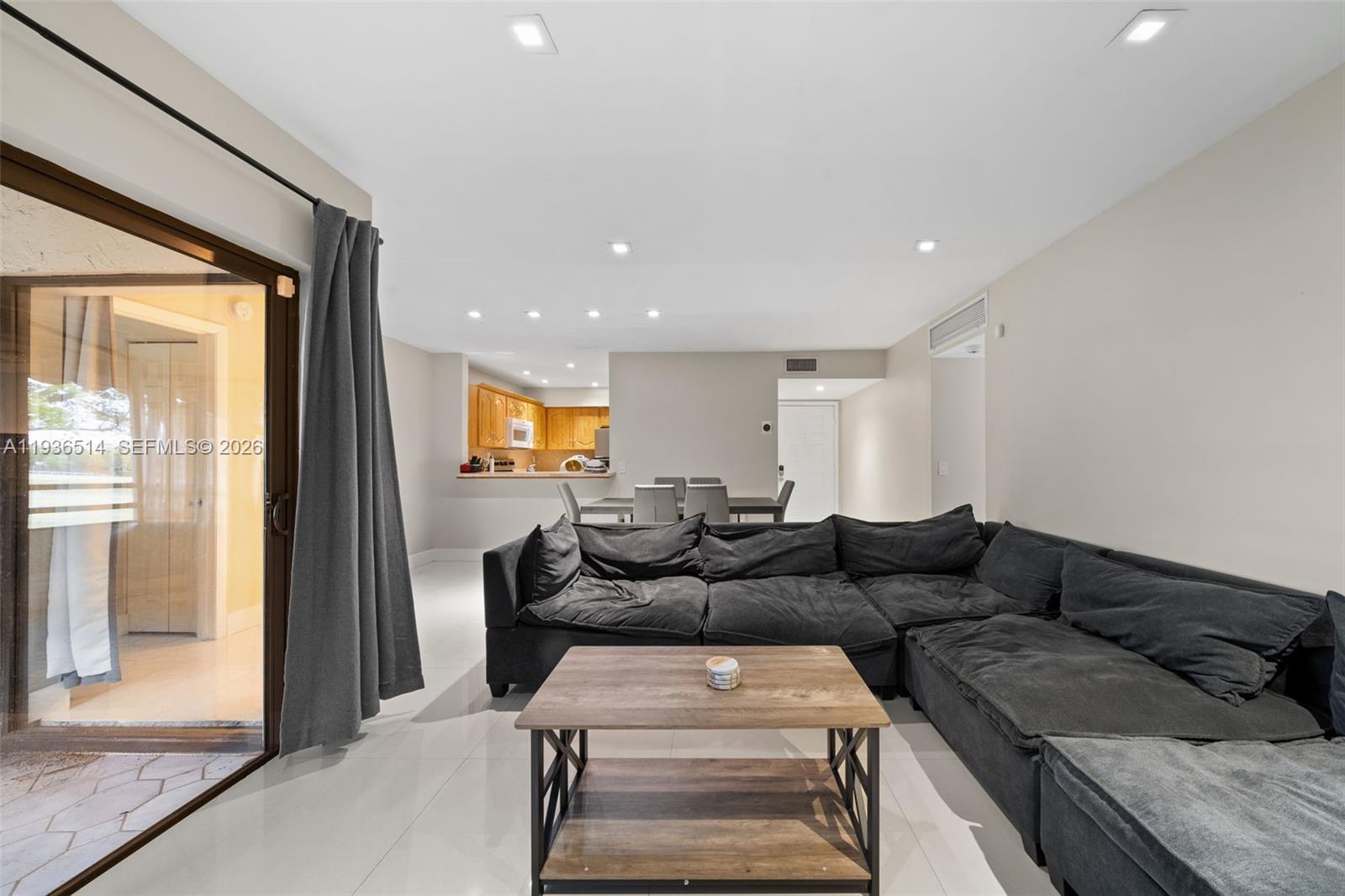 QUATRAINE CONDO IV - Residential