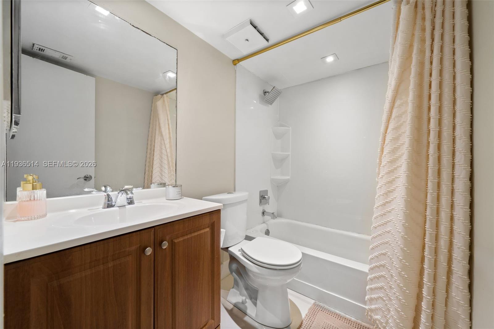 QUATRAINE CONDO IV - Residential