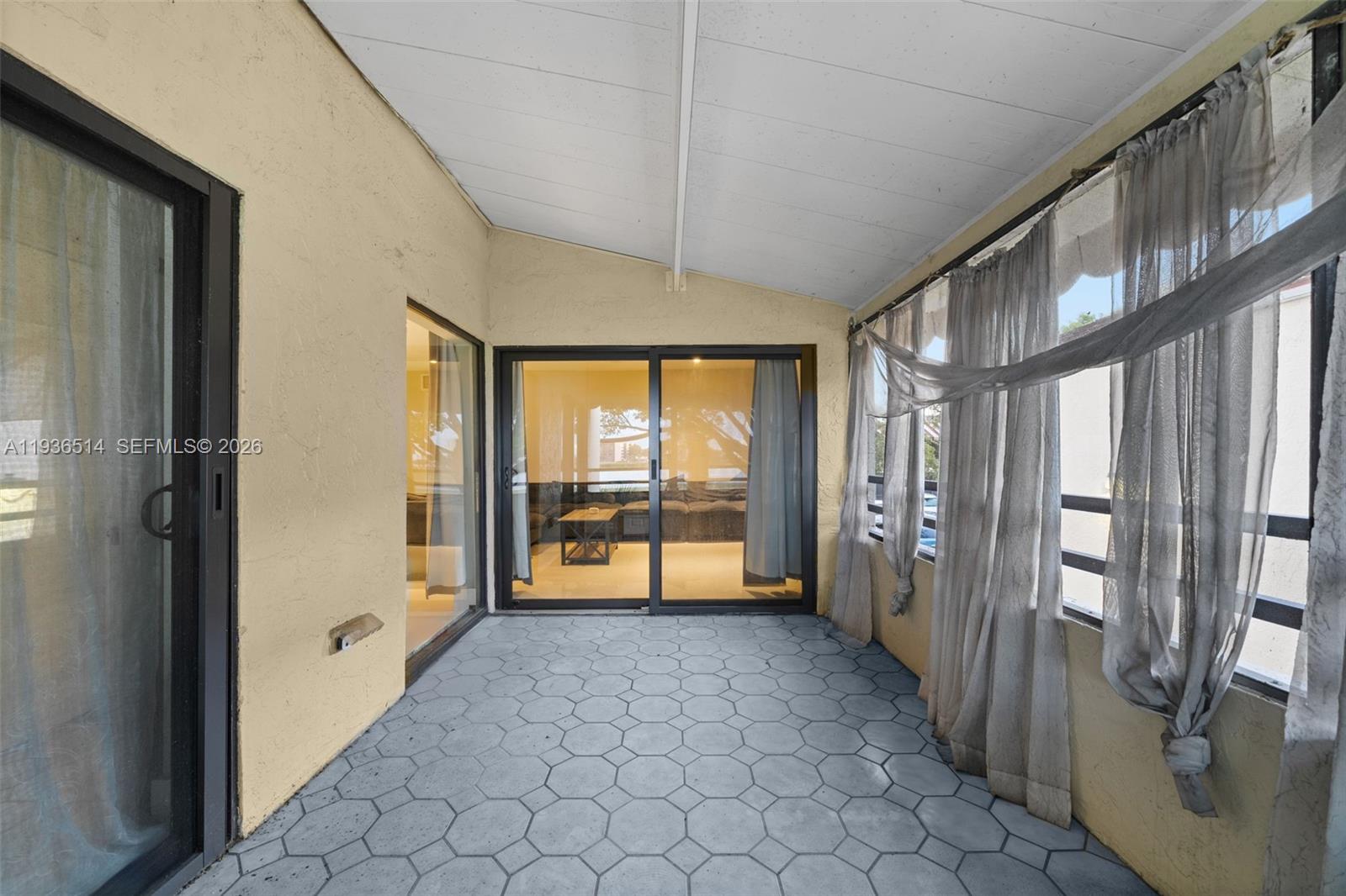 QUATRAINE CONDO IV - Residential