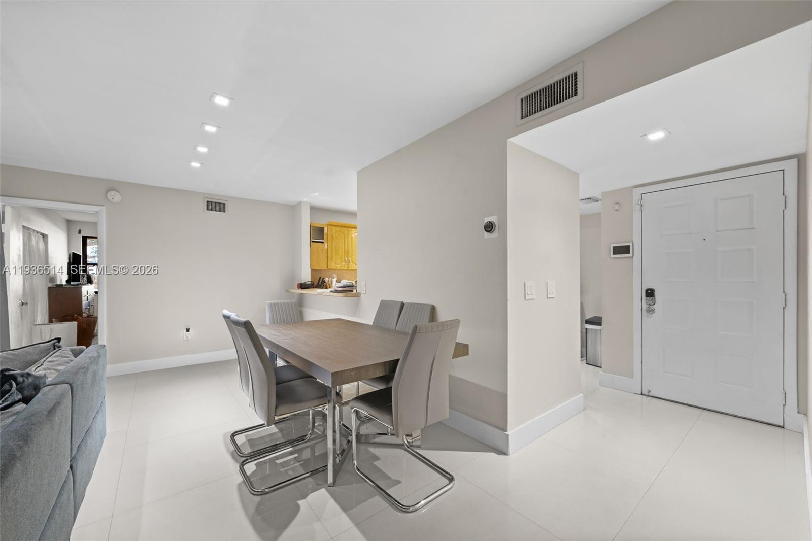 QUATRAINE CONDO IV - Residential